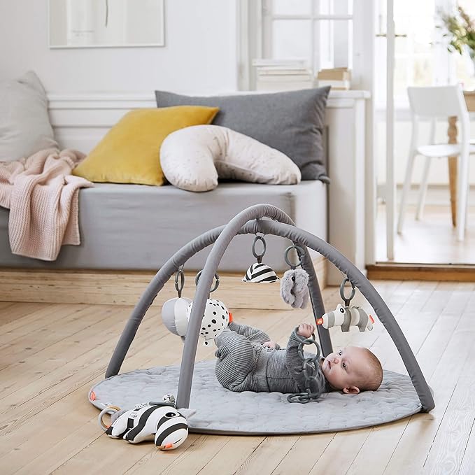 Done by Deer Activity Play Mat Deer Friends Grey - Baby Play Mat with 5 Toys for Sensory Stimulation and Early Development - Hang The Toys in 13 Different Positions on The Arches